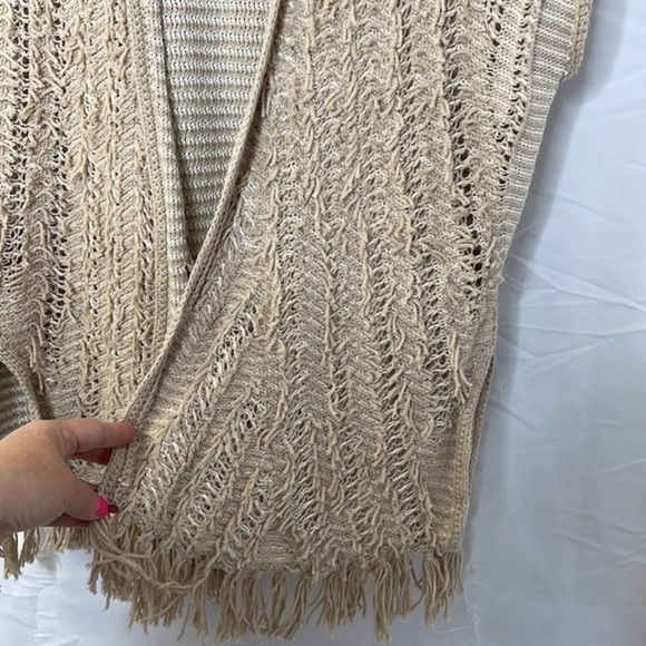 𝅺nwt Loft textured open front sleeveless cardigan.  Fringe. Tan & white. Medium - Picture 5 of 9